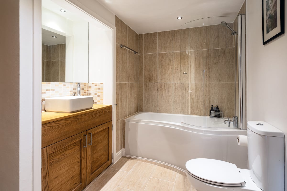 Large bathroom, heated mirror, pea bath, with lots of room to shower, good water pressure and lovely warm water!